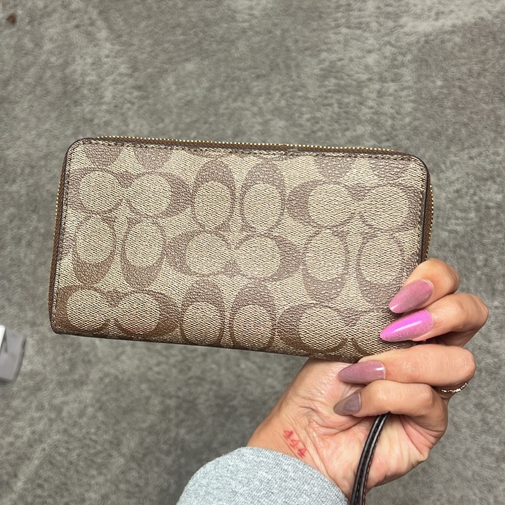 Coach wristlet - Picture 2 of 6